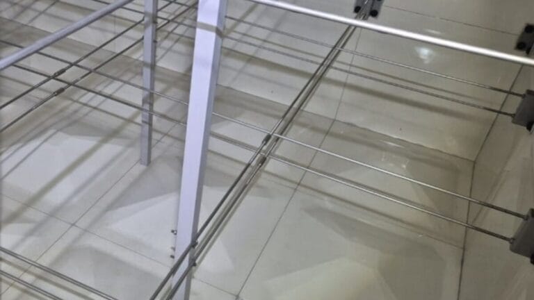 저수조 내부 구조와 세척 후 위생 관리 상태를 보여주는 현장 이미지