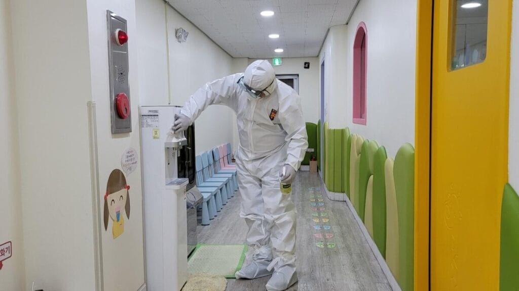 접촉 표면을 집중적으로 소독하는 감염병 방역 작업 장면